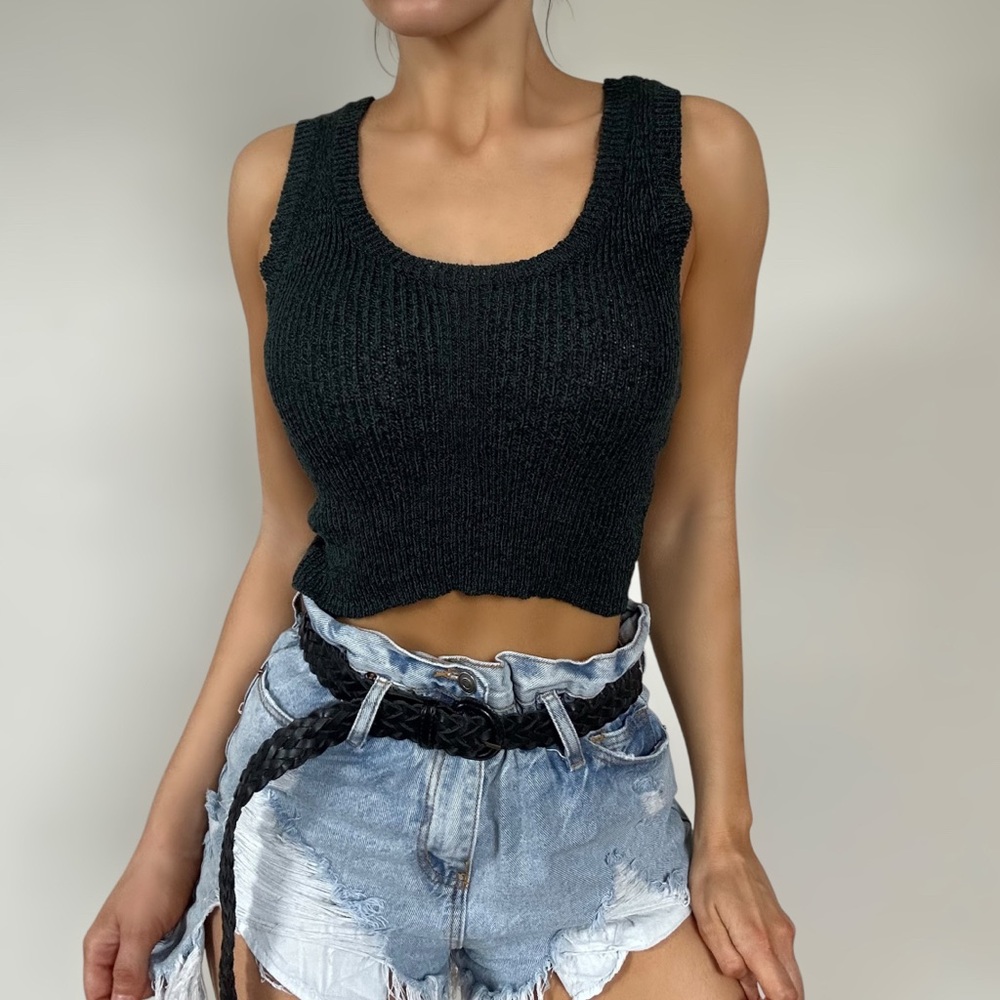 Olivaceous Hunter Green Sleeveless Knit Crop Tank Top with Scoop Neck Design - M